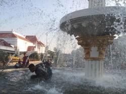 Momen Ilham Rayu Bapak-bapak Berendam di Kolam Air Mancur Alun-alun Surabaya