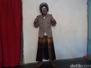 Viral Gaya Nyentrik Muklis Bakul Es Spesialis Selawatan Asal Boyolali Viral Gaya Nyentrik Muklis Bakul Es Spesialis Selawatan Asal Boyolali