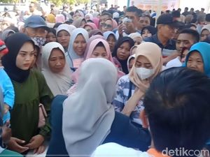 Demi Sembako Murah, Emak-emak di Batang Rela Antre Berjam-jam