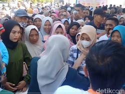 Demi Sembako Murah, Emak-emak di Batang Rela Antre Berjam-jam