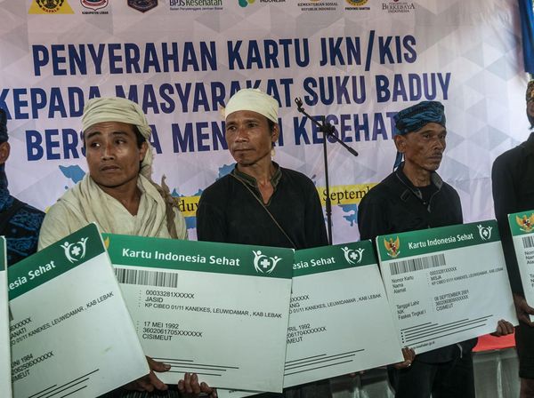 Potret Warga Badui Terima Kartu JKN-KIS