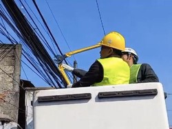 Walkot Depok Potongi Kabel Semrawut di Jalan Tole Iskandar