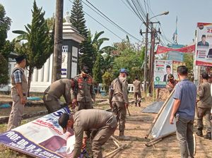 Bawaslu-Satpol PP Bongkar Baliho Kampanye Ilegal di Pandeglang