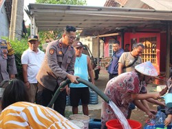 Polisi Salurkan 8.000 Liter Air ke Warga Alami Kekeringan di Bojongsari Depok