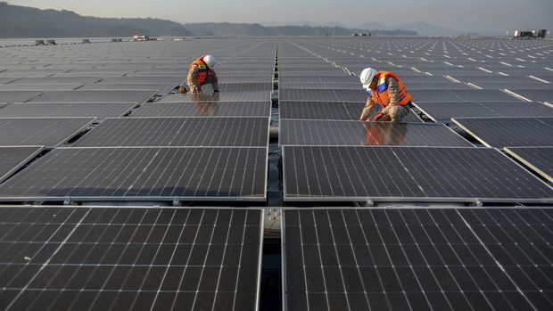 Teknisi memeriksa solar panel pada proyek PLTS Terapung di Waduk Cirata, Kabupaten Purwakarta, Jawa Barat, Selasa (26/9/2023). PT PLN Nusantara Power akan menguji coba PLTS Terapung Cirata yang merupakan PLTS apung terbesar di Asia Tenggara pada Oktober 2023 sebelum diresmikan oleh Presiden Joko Widodo pada November 2023. ANTARA FOTO/Raisan Al Farisi/tom.