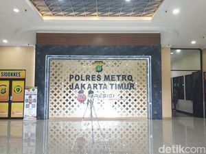Massa Serang Polres Jaktim, Lempar Batu dan Molotov