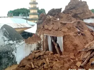 Masjid Lumpur Berusia Ratusan Tahun di Ghana Ambruk Masjid Lumpur Berusia Ratusan Tahun di Ghana Ambruk