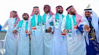Selain Ronaldo, rival satu kota Al Nassr, Al Hilal, juga melakukan perayaan. Terlihat bintang-bintang Al Hilal termasuk Neymar dan Bono menggunakan gamis pria Arab Saudi. (Al Hilal Football Club Media Office/Handout via REUTERS)  
