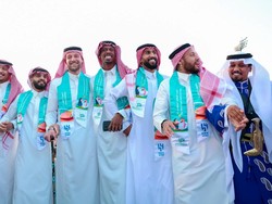 Selain Ronaldo, rival satu kota Al Nassr, Al Hilal, juga melakukan perayaan. Terlihat bintang-bintang Al Hilal termasuk Neymar dan Bono menggunakan gamis pria Arab Saudi. (Al Hilal Football Club Media Office/Handout via REUTERS)  