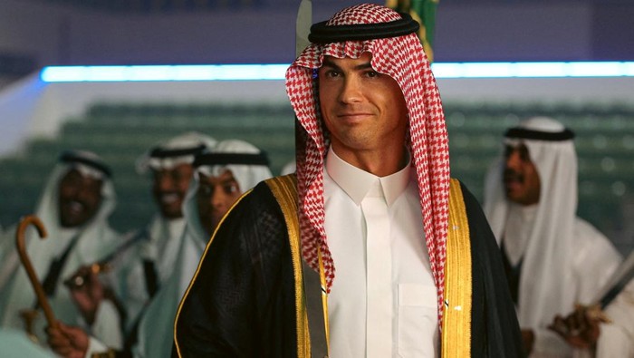 Potret Ronaldo hingga Neymar Pakai Gamis Arab, Bikin Pangling! Soccer Football - Saudi Pro League - Al Nassr celebrate Saudi 93rd national day - Al Nassr Club, Riyadh, Saudi Arabia - September 23, 2023 Al Nassrs Cristiano Ronaldo dressed in Saudi national clothing celebrates Saudi 93rd national day Al Nassr Football Club Media Office/Handout via REUTERS ATTENTION EDITORS - THIS IMAGE HAS BEEN SUPPLIED BY A THIRD PARTY. NO RESALES. NO ARCHIVES