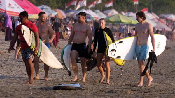 Rencana Retribusi Turis Asing Masuk Bali