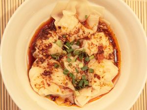 Resep Pangsit Chilli Oil, Lembut Gurih Berbalut Saus Pedas Nendang