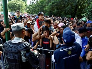 Ribuan Migran Membludak di Meksiko Minta Visa Kemanusiaan Ribuan Migran Membludak di Meksiko Minta Visa Kemanusiaan