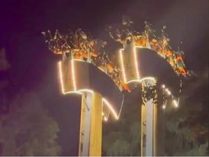 Viral! Roller Coaster Berhenti Terbalik, Pengunjung Muntah