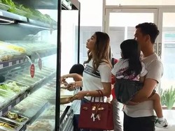 Gaya Simpel Selvi Ananda Makan Bareng Keluarga, Taruh Tas Hermes di Lantai