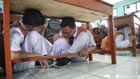 Simulasi Bencana Gempa, Pelajar Sembunyi di Bawah Meja