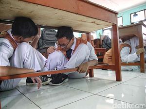 Simulasi Bencana Gempa, Pelajar Sembunyi di Bawah Meja Simulasi Bencana Gempa, Pelajar Sembunyi di Bawah Meja