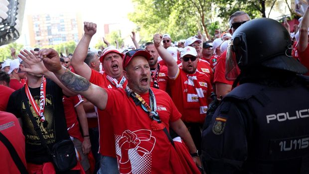 Soccer Football - Champions League - Group C - Real Madrid v 1. FC Union Berlin - Santiago Bernabeu, Madrid, Spain - September 20, 2023  1. FC Union Berlin fans beside a police officer outside the stadium before the match REUTERS/Isabel Infantes