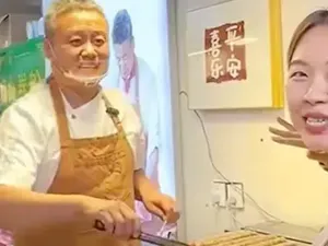 Konglomerat Ini Mendadak Miskin, Kini Jualan Sosis Pinggir Jalan