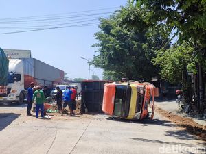 Truk Muatan Tanah Terguling, Jalan Pantura Semarang-Kendal Macet