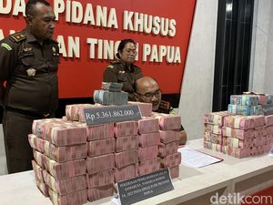 Penampakan Uang Rp 9,7 M Dikembalikan Kontraktor Dugaan Korupsi di Papua Penampakan Uang Rp 9,7 M Dikembalikan Kontraktor Dugaan Korupsi di Papua