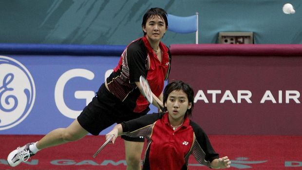 Indonesian badminton players Lita Nurlita and Vita Marissa compete in the women's doubles quarter-finals against Chinese Zhang Jeiwen and Yang Wei (unseen) at the 15th Asian Games in Doha 07 December 2006. China beat Indonesia 21-5,21-23,21-17. AFP PHOTO/ MANAN VATSYAYANA (Photo by MANAN VATSYAYANA / AFP)