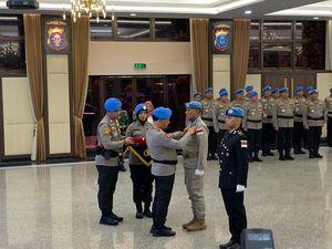 Jokowi Anugerahkan Lencana Kehormatan ke Pasukan FPU 4 Minusca Jokowi Anugerahkan Lencana Kehormatan ke Pasukan FPU 4 Minusca