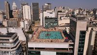 Warga Brasil Berenang di Atas Gedung saat Neraka Bocor