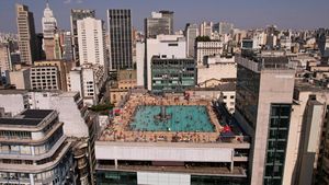 Warga Brasil Berenang di Atas Gedung saat Neraka Bocor