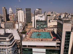 Warga Brasil Berenang di Atas Gedung saat Neraka Bocor