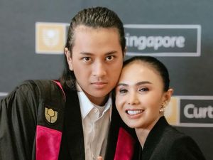 7 Momen Yuni Shara Hadiri Wisuda Putranya, Anggun Dengan Rambut Sanggul 7 Momen Yuni Shara Hadiri Wisuda Putranya, Anggun Dengan Rambut Sanggul