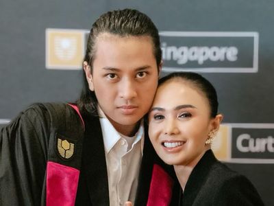 7 Momen Yuni Shara Hadiri Wisuda Putranya, Anggun Dengan Rambut Sanggul