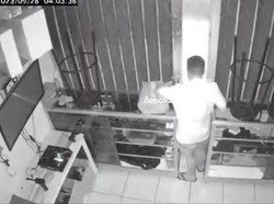 Maling Bobol Toko Elektronik di Depok, Gasak Laptop hingga PS 4