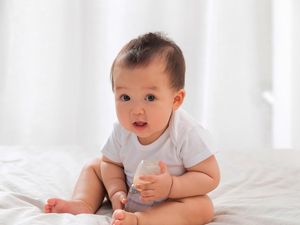 Cara Bersihkan Kasur dari Ompol Bayi