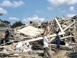 Bangunan 3 Lantai di Sukabumi Tiba-tiba Ambruk