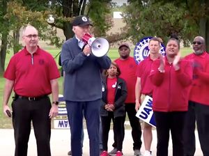 Joe Biden Demo Bareng Buruh Pabrik Mobil, Ini yang Dituntut