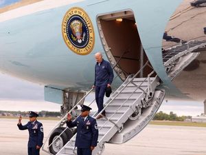 Lagi-lagi, Biden Terpeleset-Nyaris Jatuh di Tangga Air Force One Lagi-lagi, Biden Terpeleset-Nyaris Jatuh di Tangga Air Force One