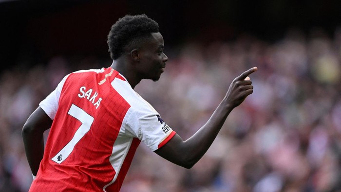 FILE PHOTO: Soccer Football - Premier League - Arsenal v Tottenham Hotspur - Emirates Stadium, London, Britain - September 24, 2023 Arsenals Bukayo Saka celebrates scoring their second goal REUTERS/Tony Obrien NO USE WITH UNAUTHORIZED AUDIO, VIDEO, DATA, FIXTURE LISTS, CLUB/LEAGUE LOGOS OR LIVE SERVICES. ONLINE IN-MATCH USE LIMITED TO 45 IMAGES, NO VIDEO EMULATION. NO USE IN BETTING, GAMES OR SINGLE CLUB/LEAGUE/PLAYER PUBLICATIONS./File Photo