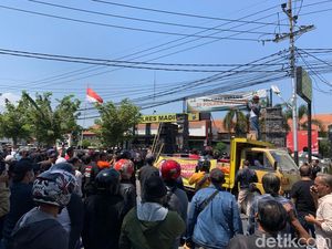 Ratusan Warga Madiun Demo Tolak Pembongkaran Tugu Pesilat Ratusan Warga Madiun Demo Tolak Pembongkaran Tugu Pesilat
