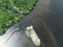 Ditopang Kabel Sungai PLN, Warga Indragiri Hilir Dapat Listrik 24 Jam