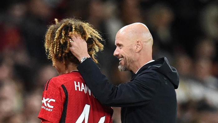 Soccer Football - Carabao Cup - Third Round - Manchester United v Crystal Palace - Old Trafford, Manchester, Britain - September 26, 2023 Manchester Uniteds Hannibal Mejbri with manager Erik ten Hag after being substituted REUTERS/Peter Powell NO USE WITH UNAUTHORIZED AUDIO, VIDEO, DATA, FIXTURE LISTS, CLUB/LEAGUE LOGOS OR LIVE SERVICES. ONLINE IN-MATCH USE LIMITED TO 45 IMAGES, NO VIDEO EMULATION. NO USE IN BETTING, GAMES OR SINGLE CLUB/LEAGUE/PLAYER PUBLICATIONS.