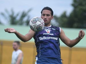 Nasib Ezra Walian di Persib yang Penuh Tanda Tanya