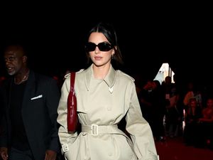 Kendall Jenner Naik Pesawat Komersil untuk Iklan Gucci, Jadi Olok-olok Netizen