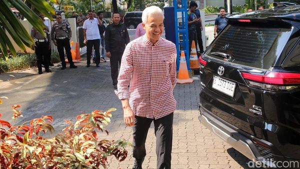 Ganjar Berkemeja Kotak-kotak di Rapat Tim Pemenangan Nasional