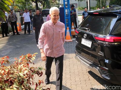 Ganjar Berkemeja Kotak-kotak di Rapat Tim Pemenangan Nasional