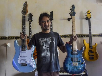 Gokil! Produksi Gitar di Ciamis Tembus Pasar Ekspor