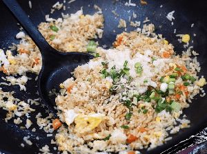 Pria Tewas Imbas Sindrom Nasi Goreng, Begini Cara Aman Panaskan Makanan Sisa