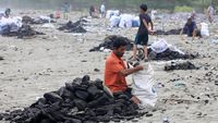 Menyisir Limbah Batu Bara di Pantai Aceh Barat
