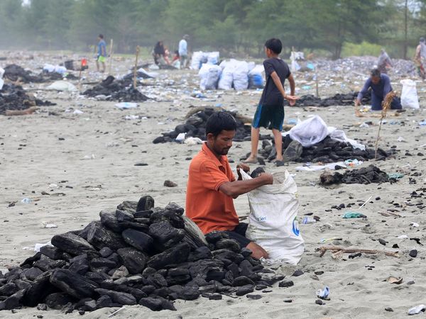 Menyisir Limbah Batu Bara di Pantai Aceh Barat