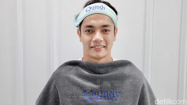 5 Potret Host Jeremiah Rakesh Jalani Perawatan ala Selena Gomez